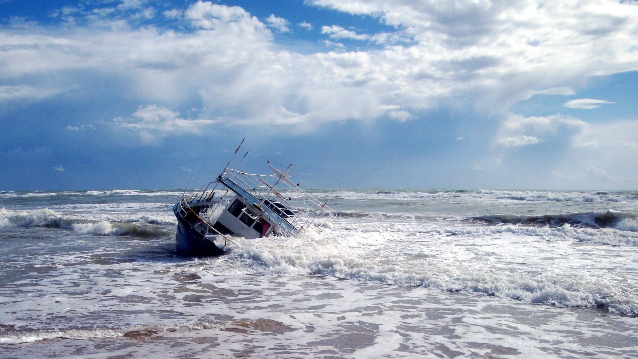На Сахалине в Тихом океане перевернулось судно, на борту которого было 13 человек