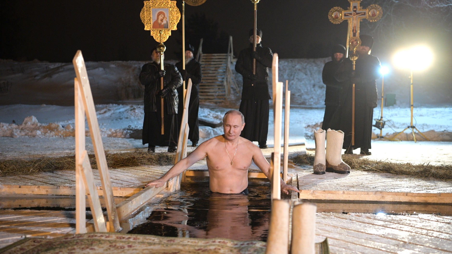 В Подмосковье Владимир Путин традиционно окунулся в морозную прорубь