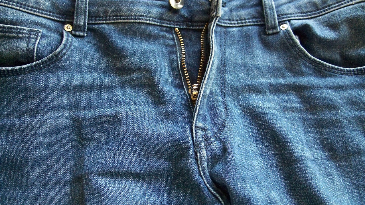 Инженер разработал напоминающие о расстегнутой ширинке «умные» джинсы