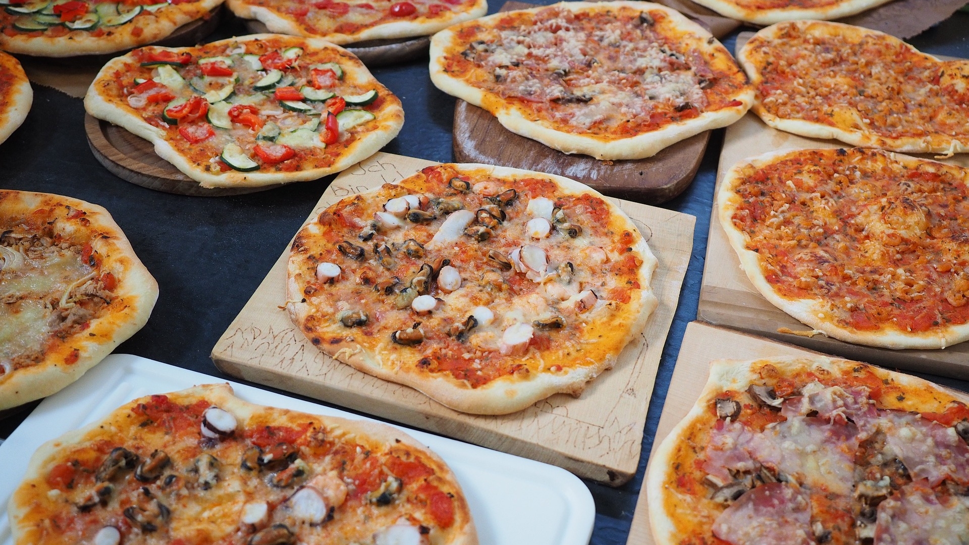 В Англии пиццу начали доставлять курьеры с реактивными ранцами